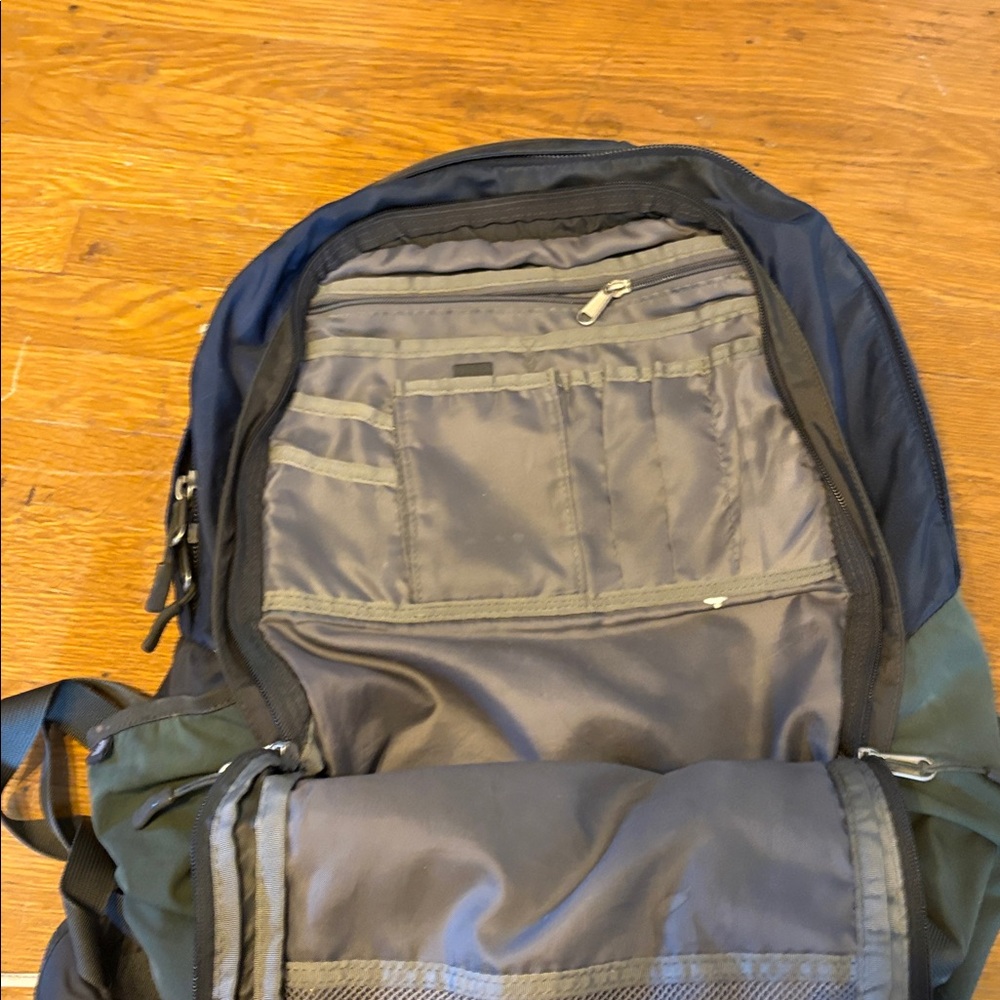 North face backpack - Picture 3 of 4